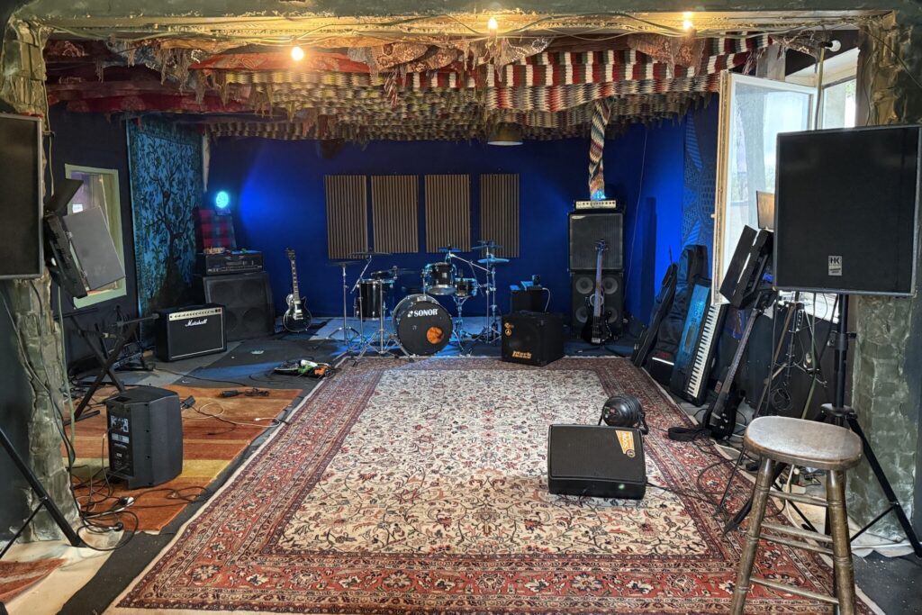Contact Studio Moj